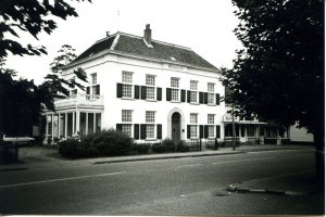 F5901 Villa Midwijck met apotheek 1985